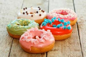 kleurrijke donuts op houten tafel foto