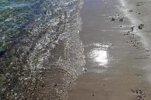 gedetailleerde close-up van wateroppervlakken met rimpelingen en golven en het zonlicht dat weerkaatst aan het oppervlak foto