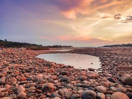 prachtig uitzicht op de rivier met steen. natuurlijk landschapsbehang. foto