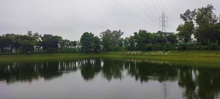 mooie reflectie van het landschapsmening in een vijver in bangladesh. foto