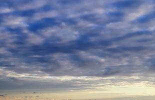 prachtig panorama van oranje en gele wolken bij zonsopgang foto