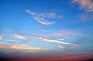 prachtig panorama van oranje en gele wolken bij zonsopgang foto