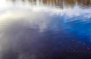 gedetailleerde close-up van wateroppervlakken met rimpelingen en golven en het zonlicht dat weerkaatst aan het oppervlak foto