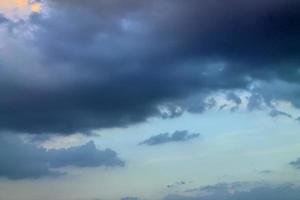 prachtig panorama van oranje en gele wolken bij zonsopgang foto