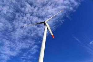 panoramisch zicht op alternatieve energie windmolens in een windpark in Noord-Europa foto