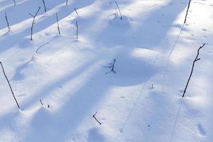 sneeuwbanken na sneeuwval in de winter foto