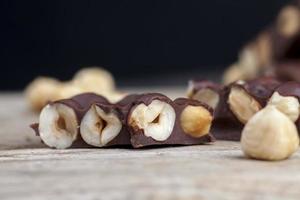 huisgemaakte chocolade met een groot aantal noten foto