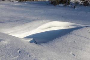 sneeuwbanken na sneeuwval in de winter foto