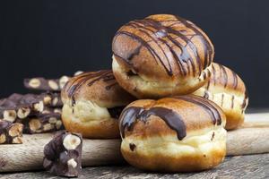 donut met chocolade vulling en in chocolade foto