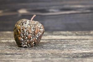 een rotte appel bedekt met schimmel foto