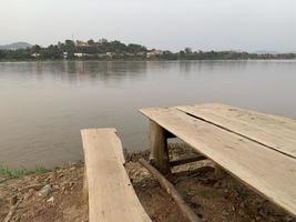 ambachtelijke tafel en stoel met uitzicht op de rivier foto