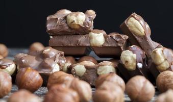 hazelnoten en chocolade gemengd foto