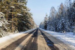 besneeuwde winterweg foto