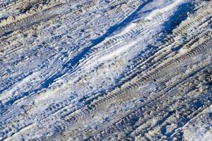 sporen op koude sneeuw foto