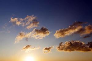 blauwe lucht met wolken foto