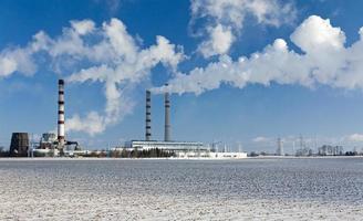 industriële emissies. winter dag. foto