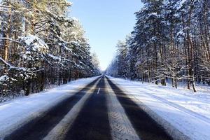 winterse weg. sneeuw foto