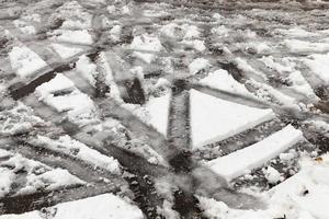 sporen van de auto op sneeuw foto