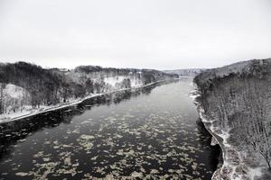 winter rivier wit-rusland. foto