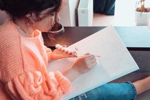 de volwassen vrouw schilderen op nummer, pastelkleuren, tekenen op canvas foto
