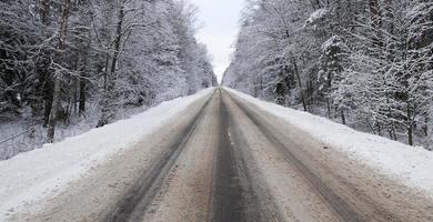 sneeuw drijft in de winter foto