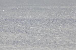 diepe sneeuwbanken witte sneeuw in het winterseizoen. foto in ijzige ochtend