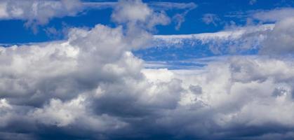 mooie blauwe lucht foto