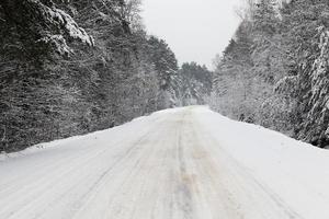 winterweg onder de sneeuw foto