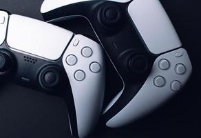 next-gen gamecontrollers op een donkere achtergrond. foto