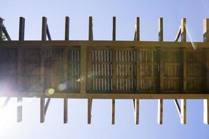 eenvoudige houten brug foto