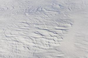 sneeuw drijft in de winter het gebied bedekt met sneeuw in het winterseizoen. foto van dichtbij genomen