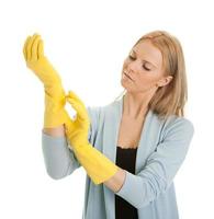vrolijke huisvrouw handschoenen aantrekken voor het schoonmaken