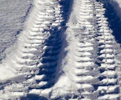 spoor op een winterweg foto