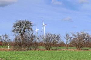panoramisch zicht op alternatieve energie windmolens in een windpark in Noord-Europa foto