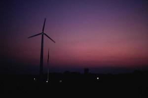 silhouet windturbine generator in de schemering