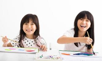 gelukkige kinderen schilderen in de klas foto