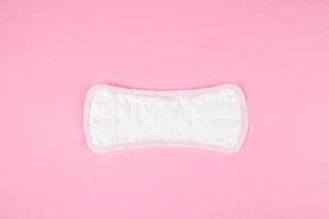 maandverband op roze achtergrond. dagelijks product voor vrouwelijke hygiëne. menstruatie concept. foto