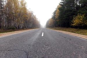 herfstweg, herfstseizoen tijdens bladval foto