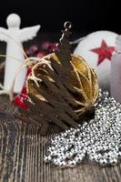 houten kerstboom en ander nieuwjaarsspeelgoed voor de vakantie foto