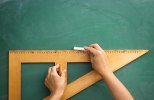 schoolbord en houten liniaal foto