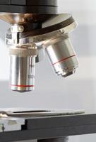 microscoop lenzen, lichte achtergrond foto