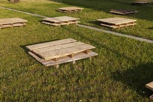 houten pallets op het gras, close-up foto