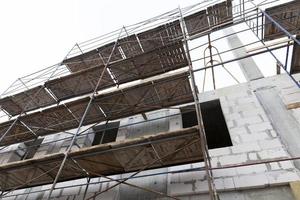 steigers tijdens de bouw van een gebouw met meerdere verdiepingen foto