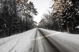 winterweg met sneeuw foto