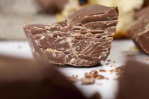 in stukjes verdeeld een stukje chocolade van cacao foto