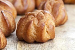 kleine goudkleurige custardkoekjes foto