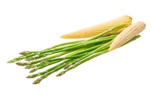 baby maïs met asperges op witte achtergrond foto