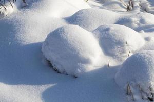 sneeuwbanken na sneeuwval in de winter foto