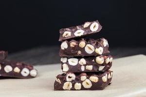 bittere chocolade met hazelnoten, huisgemaakt foto