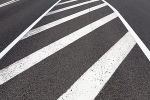 verharde weg voor verkeer en mensen foto